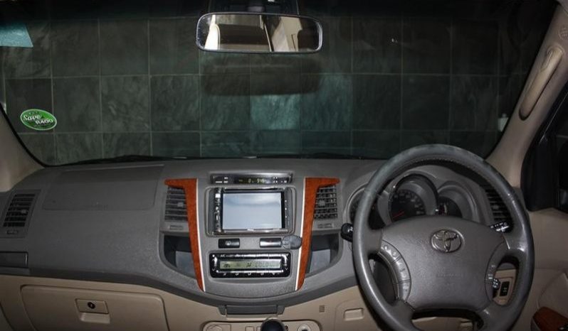 Toyota Fortuner 3.0 D-4D 4X4 2010 full