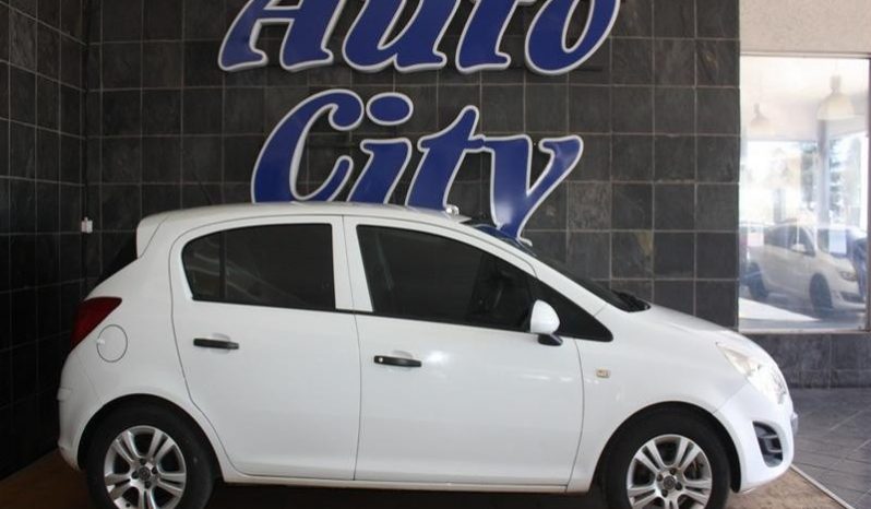 Opel Corsa 1.4 Essentia 5-Door 2013 full
