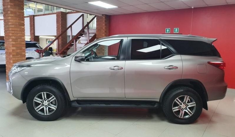 Toyota Fortuner 2.4 Gd-6 Raised Body 2018 full
