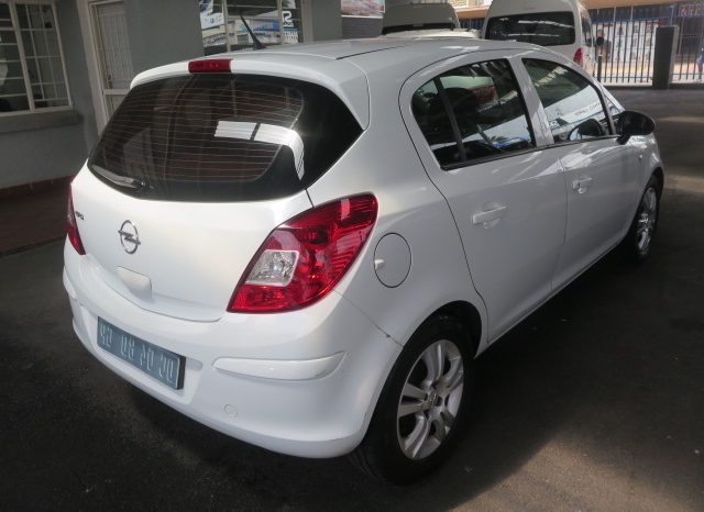 Opel Corsa 1.4 Essentia 5Dr 2010 full